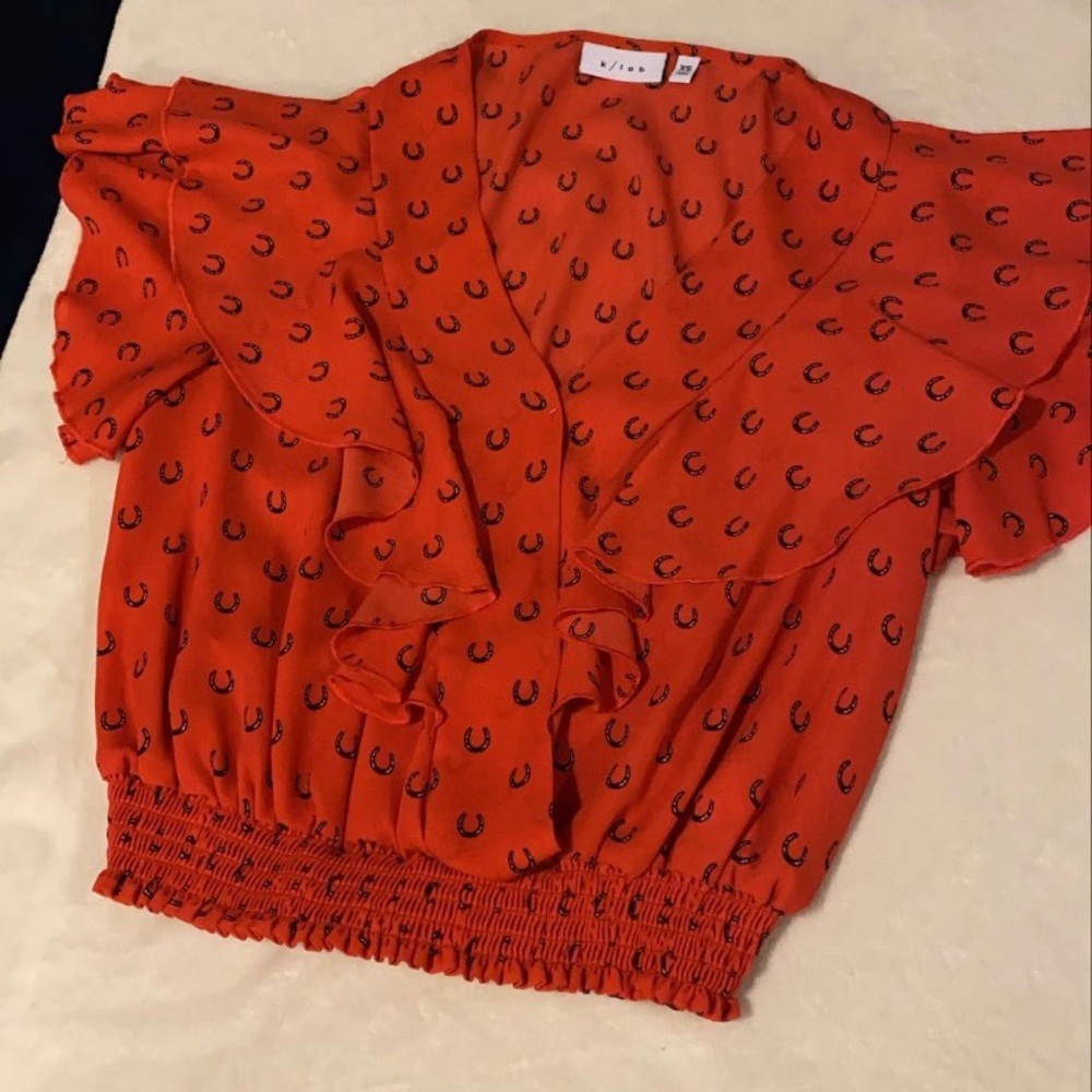 Horse shoe cropped blouse
